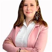 Profesora de artes imparte clases a niños de todas las edades